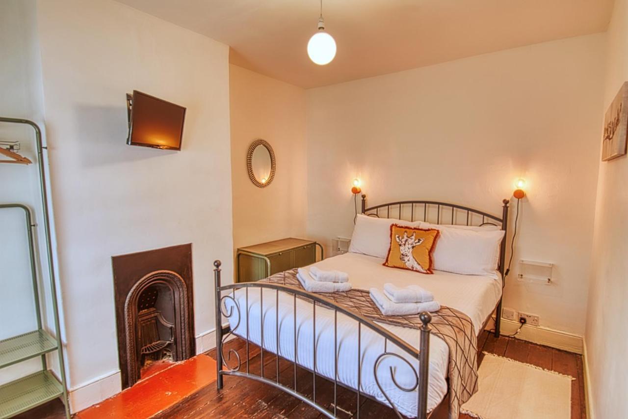 Holiday home 4 Bedroom House In With Garden & Free Private Parking *