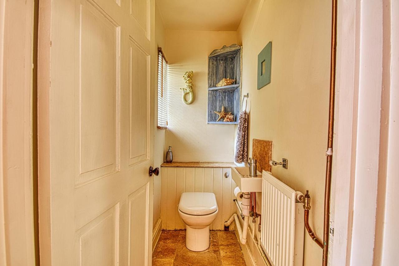 Holiday home 4 Bedroom House In With Garden & Free Private Parking