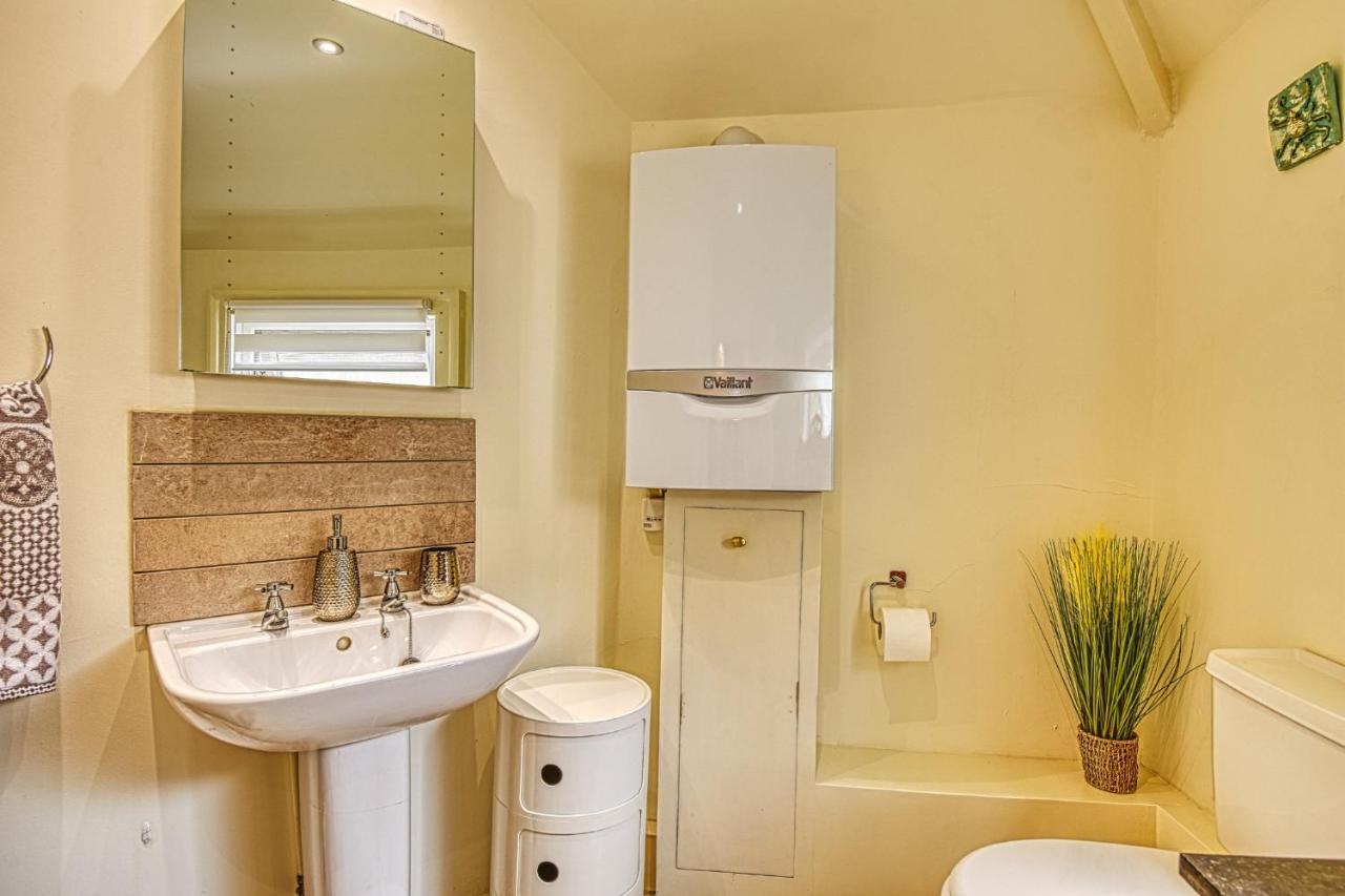 Holiday home 4 Bedroom House In With Garden & Free Private Parking Bath