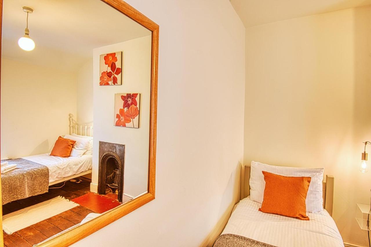 4 Bedroom House In With Garden & Free Private Parking Holiday home