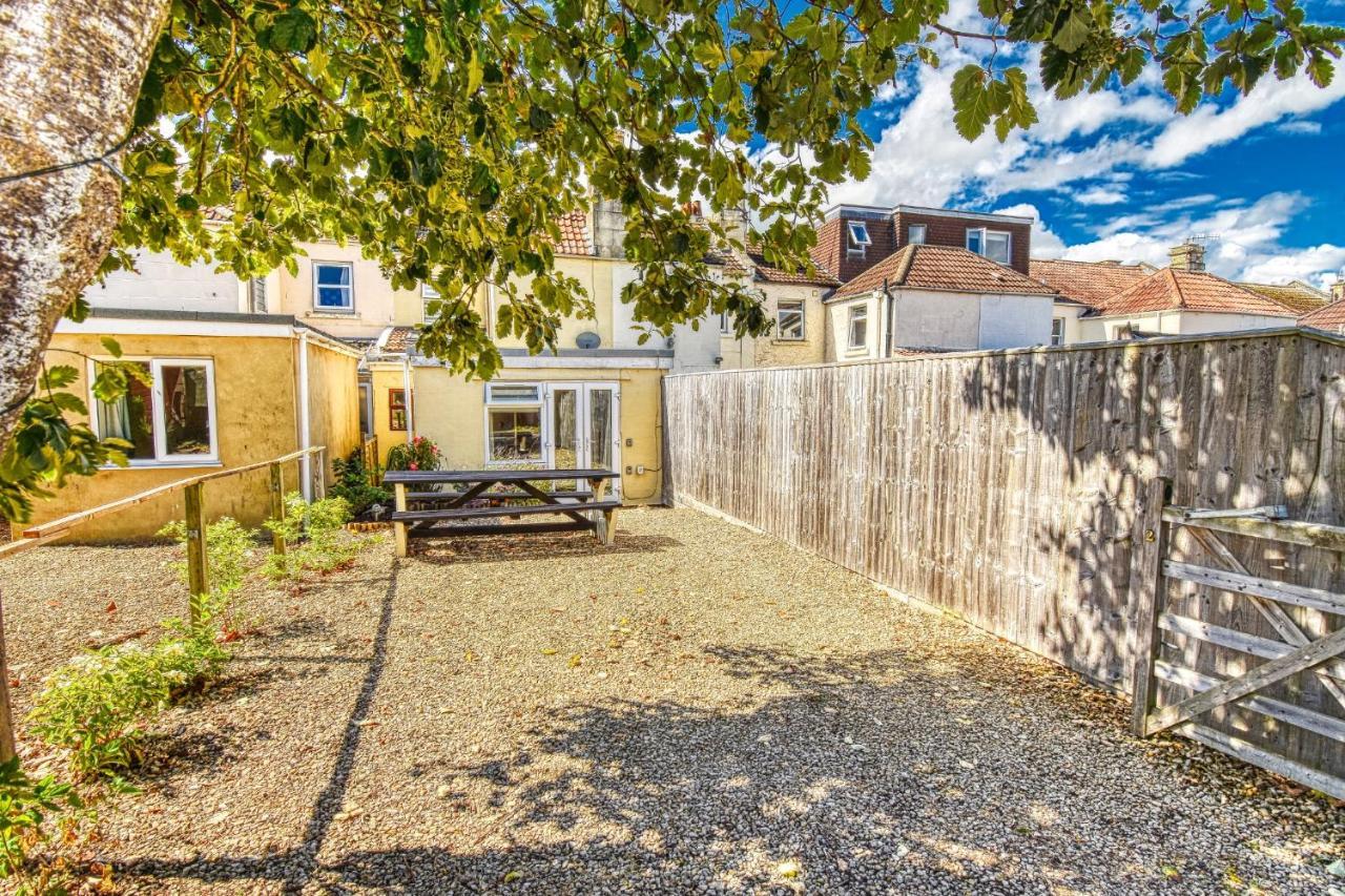 Holiday home 4 Bedroom House In With Garden & Free Private Parking *